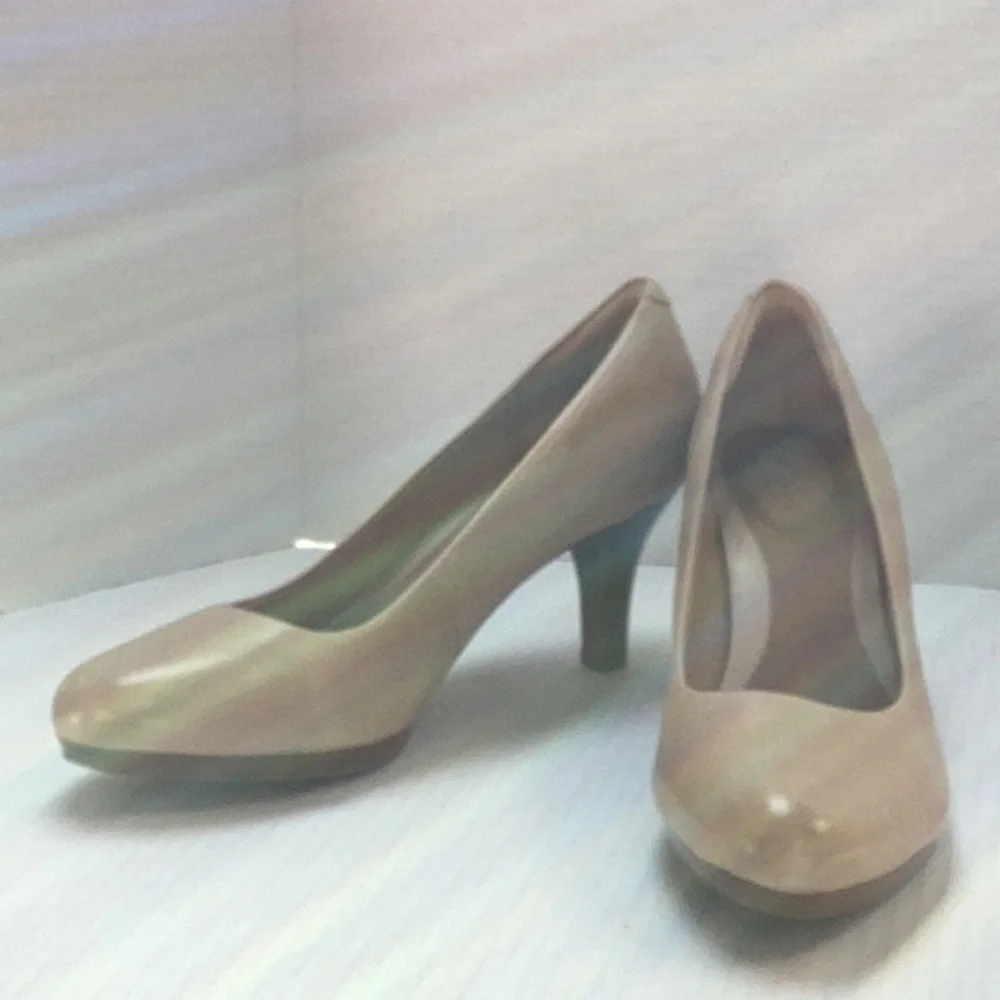Clarks NWOT Tempt Appeal Women’s size 10 Platform Heels in Nude Leather